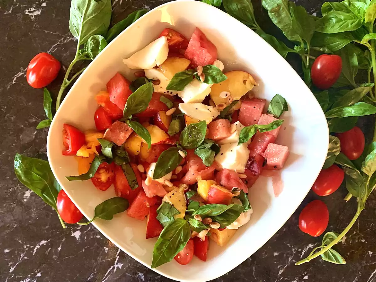 Ensalada de verano con sandía, tomate y nectarina