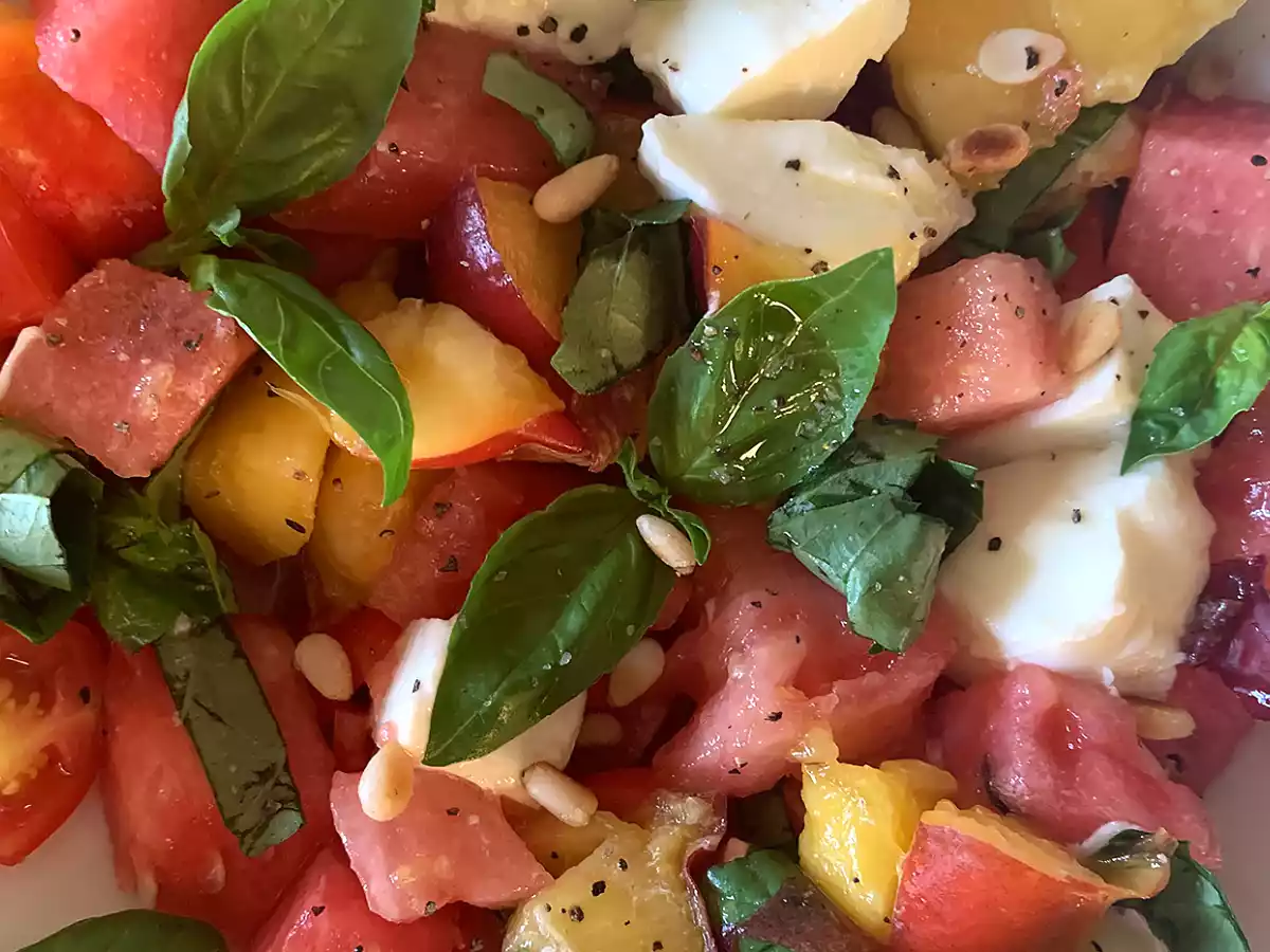 Ensalada de verano con sandía, tomate y nectarina - foto 2