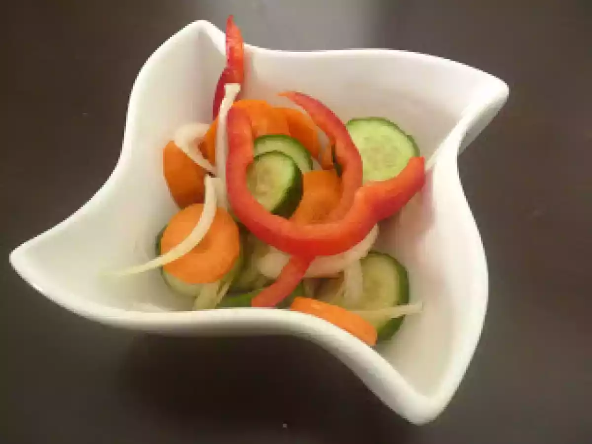 Ensalada de verduras frescas con un toque de vinagre y azucar