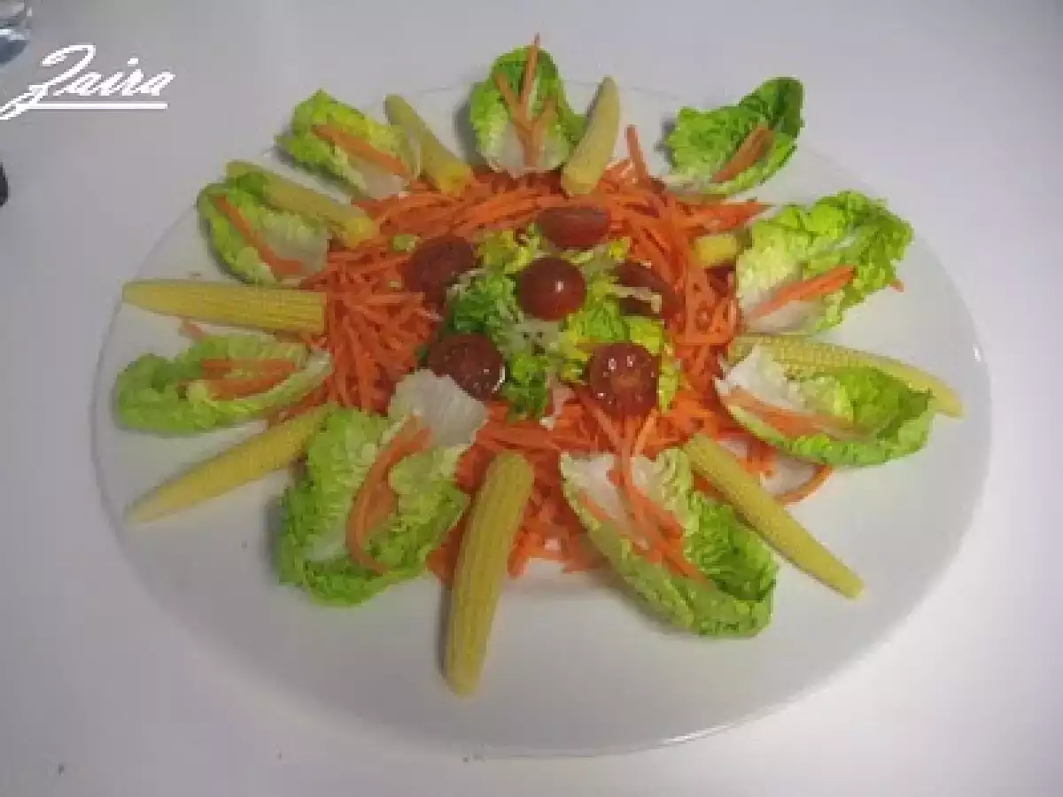 Ensalada de zanahoria, maíz, tomates cherry y cogollos