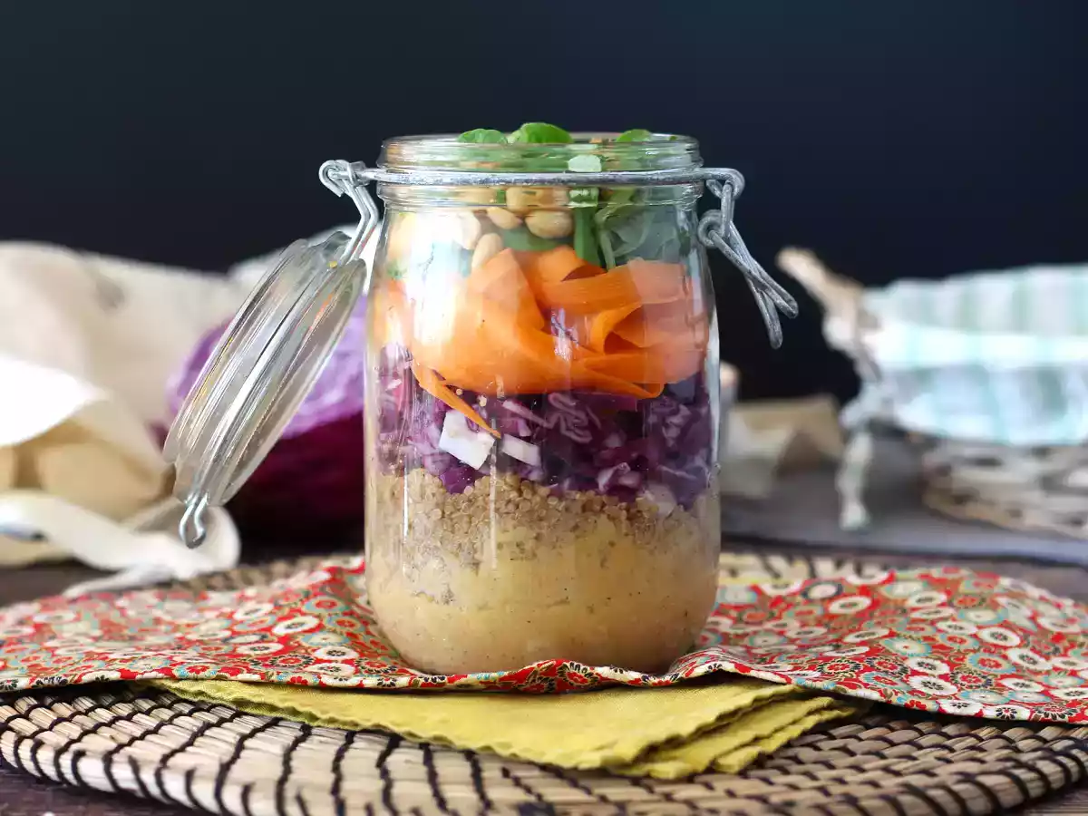 Ensalada en bote vegetariana, el táper más fácil y cómodo