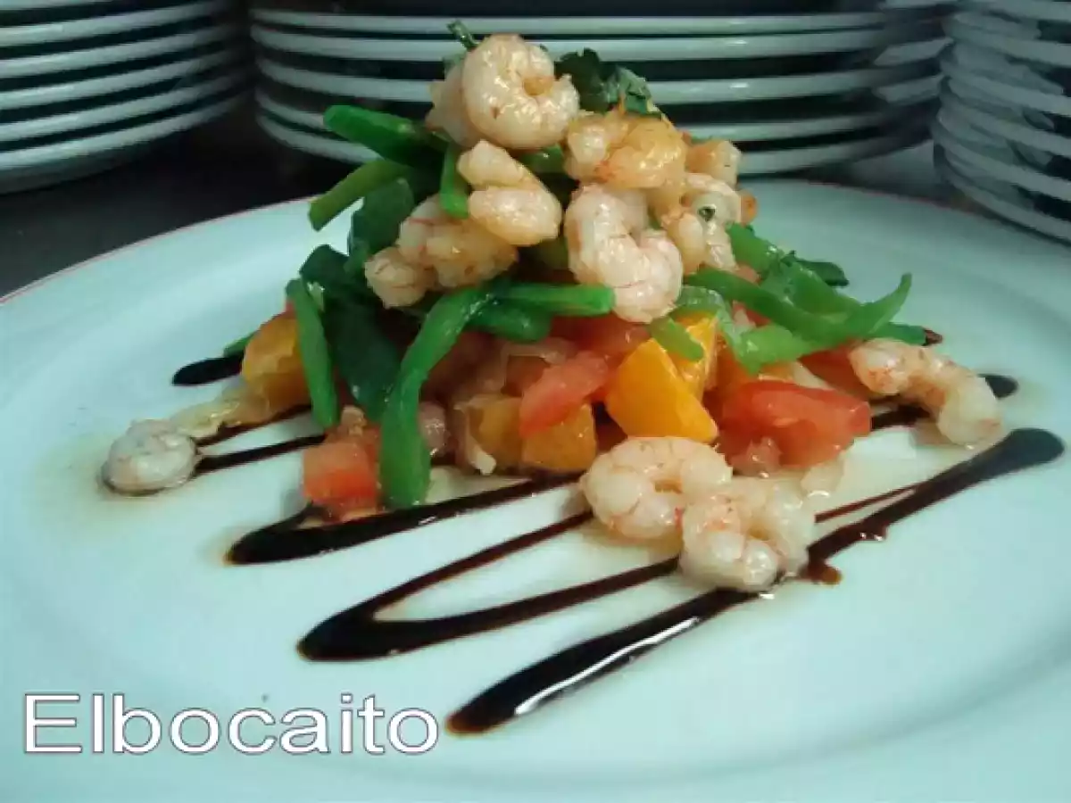 Ensalada estival de naranja, tomate y juliana de judías verdes, con salteado de gambitas.