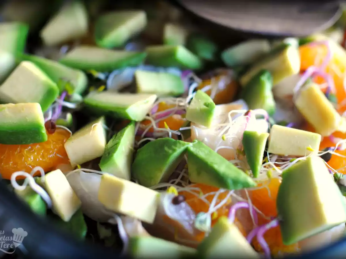 Ensalada exótica de alfalfa, lichis y mandarina