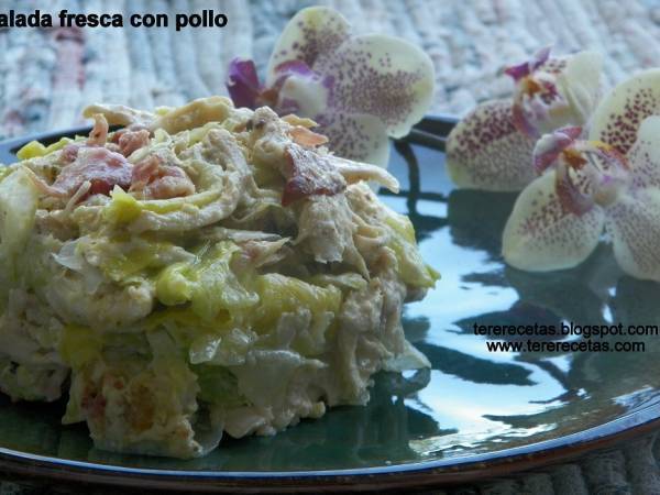 Ensalada fresca con pollo.