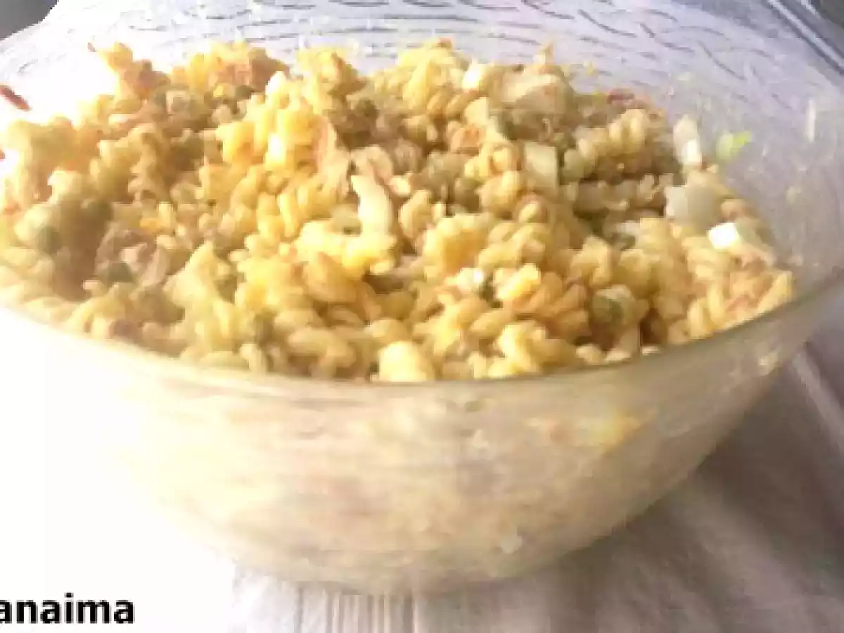 Ensalada fria de espirales a la mayonesa con ajo