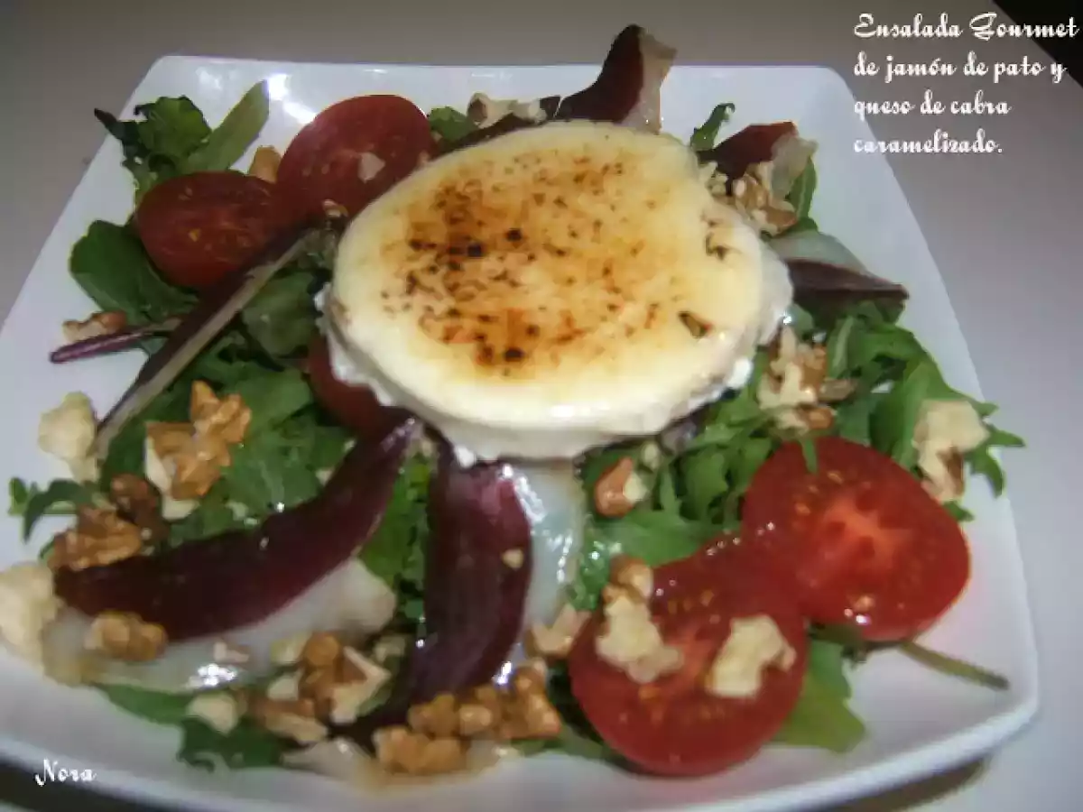 Ensalada Gourmet de jamón de pato y queso de cabra caramelizado.