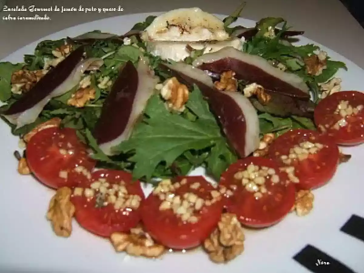 Ensalada Gourmet de jamón de pato y queso de cabra caramelizado. - foto 2