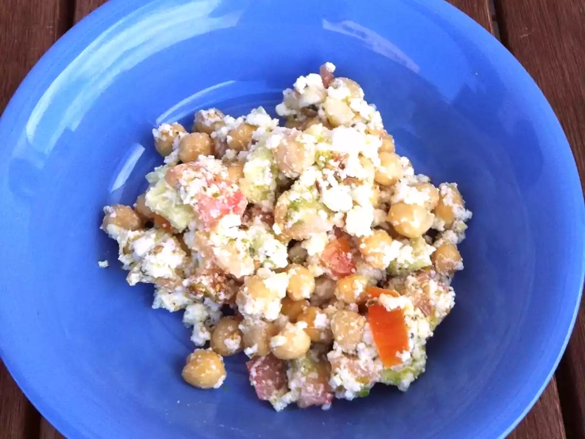 ENSALADA 'GRIEGA' DE GARBANZOS CON REQUESON
