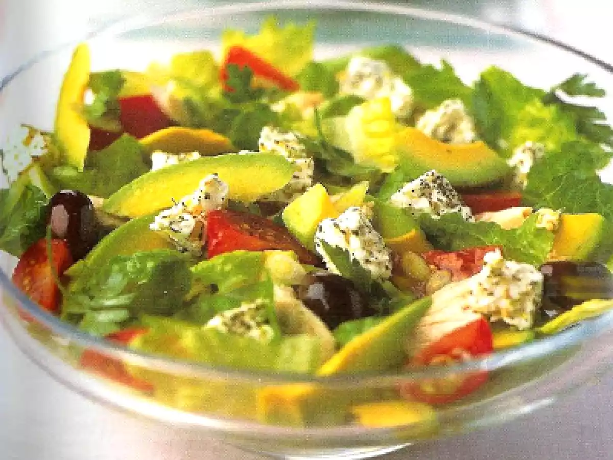 Ensalada griega de pollo y aguacate
