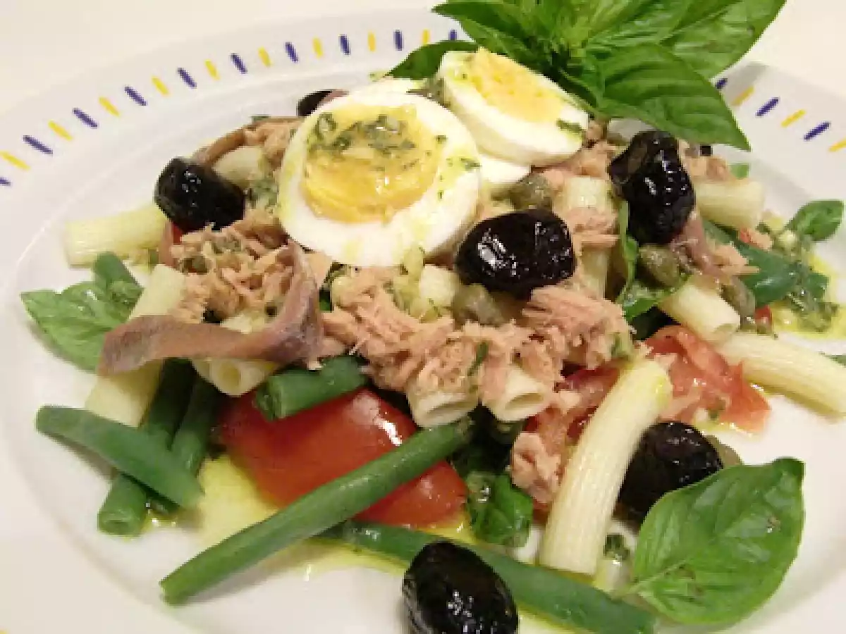 Ensalada mediterránea con albahaca