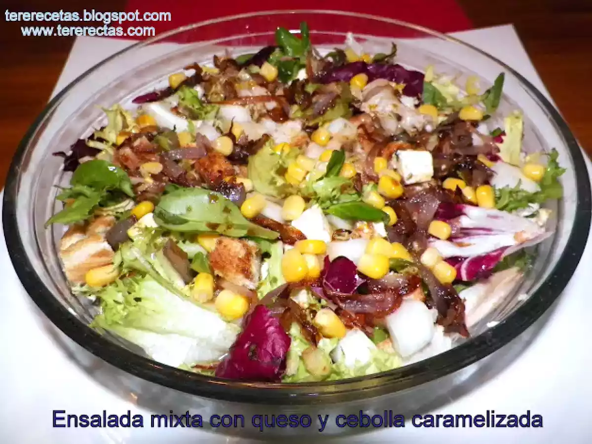 Ensalada mixta con queso y cebolla