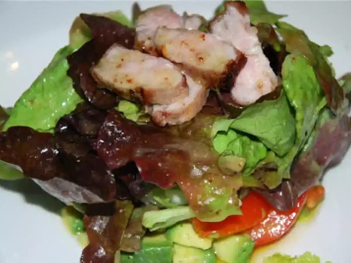 Ensalada: panceta, aguacate, tomate.