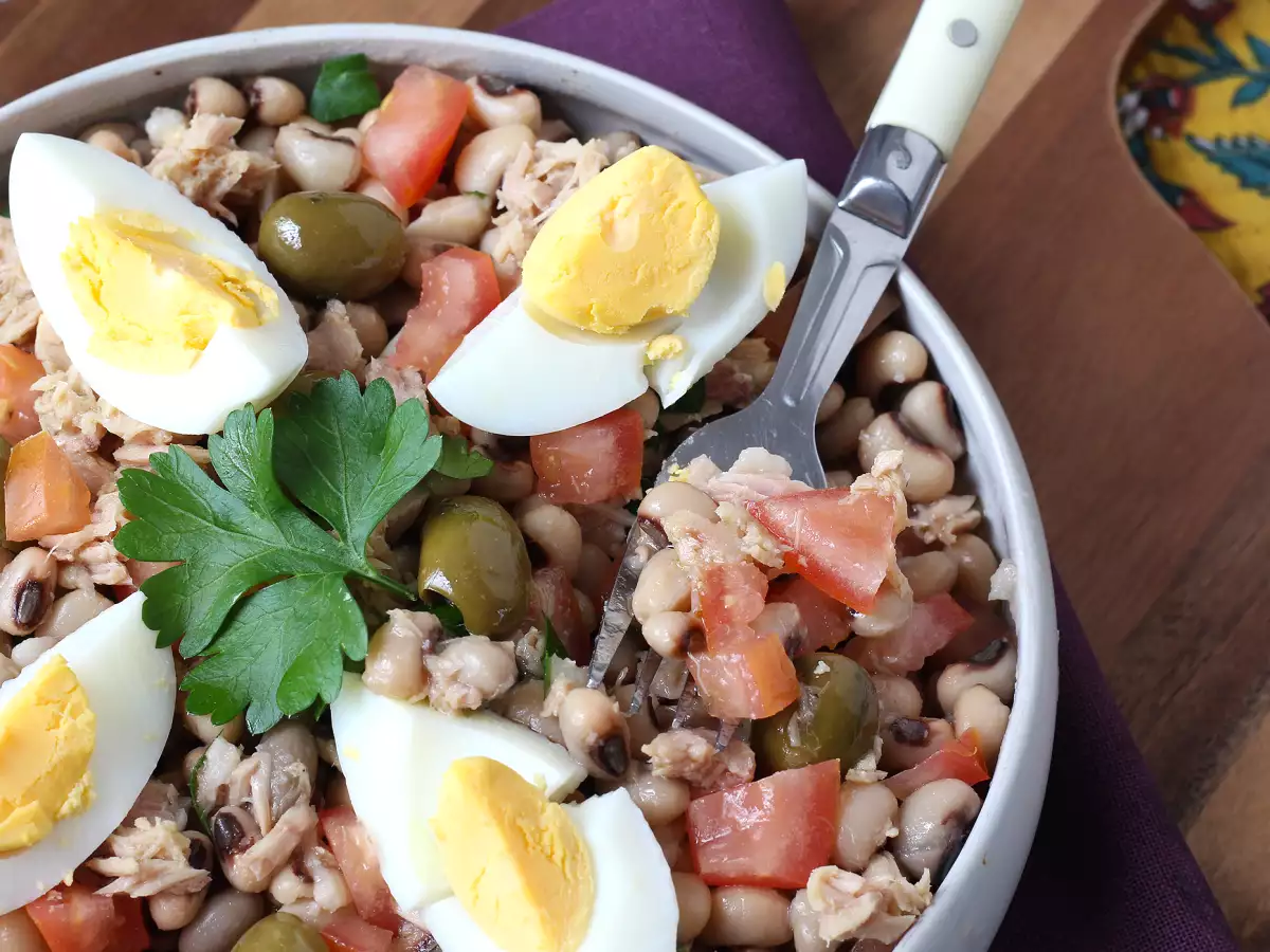 Ensalada portuguesa de alubias carillas con atún, huevo y aceitunas - foto 2