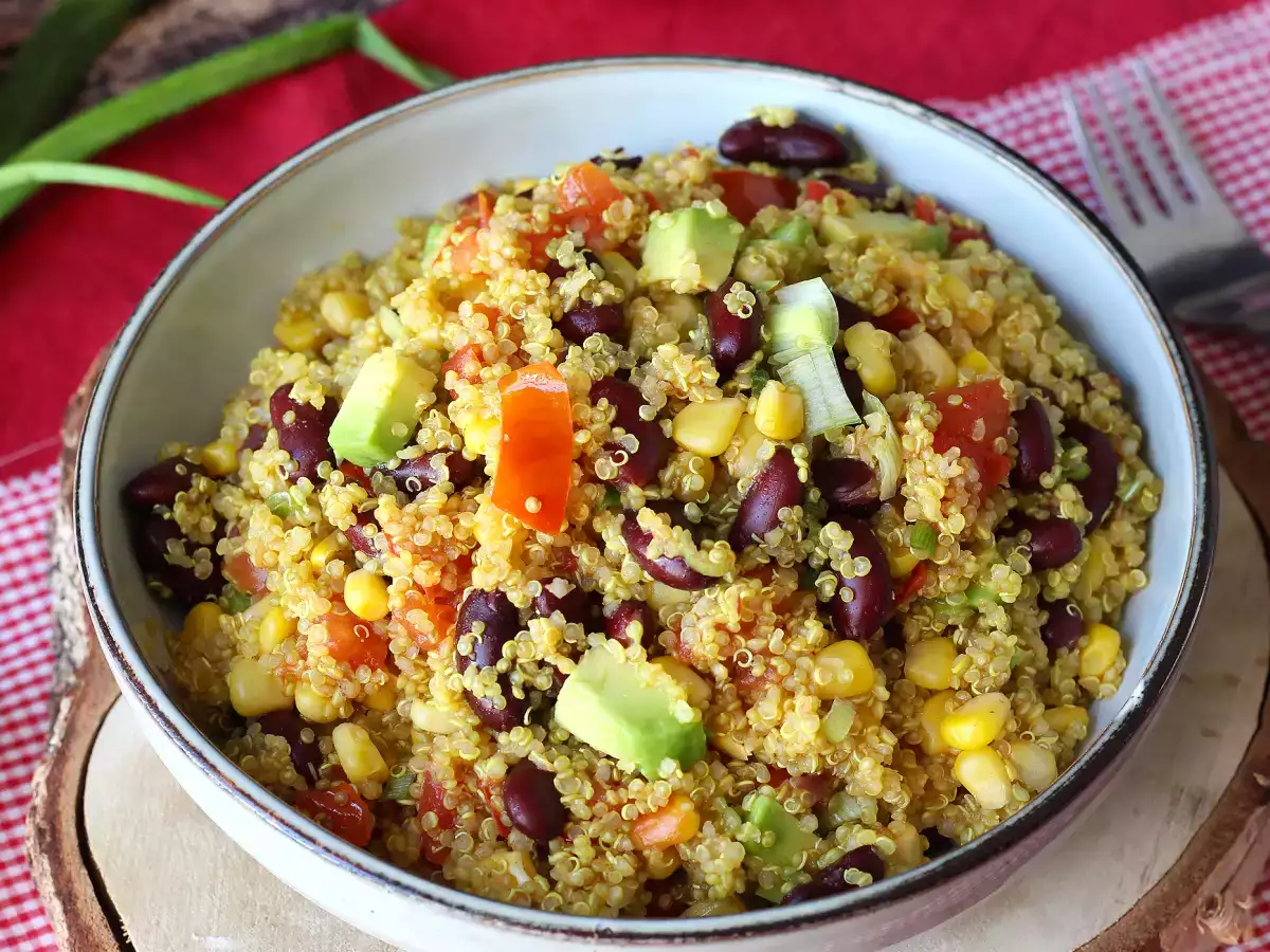 Ensalada proteica de quinoa con alubias rojas y maíz dulce - foto 2