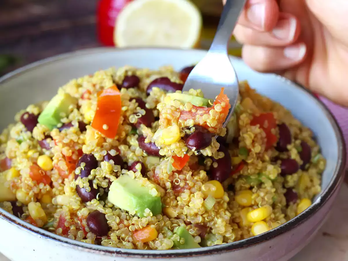 Ensalada proteica de quinoa con alubias rojas y maíz dulce - foto 3