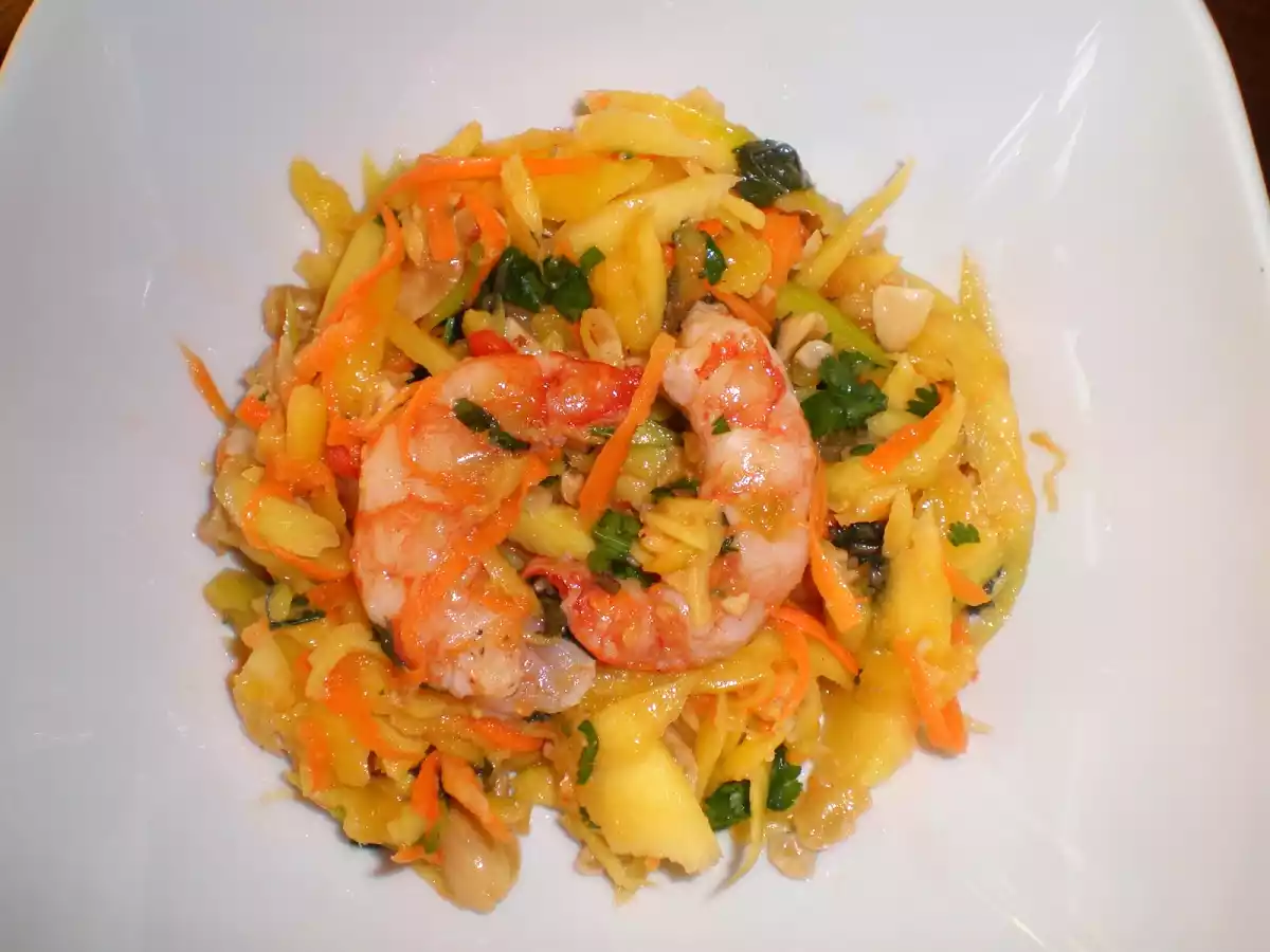Ensalada tailandesa de mango verde y gambas