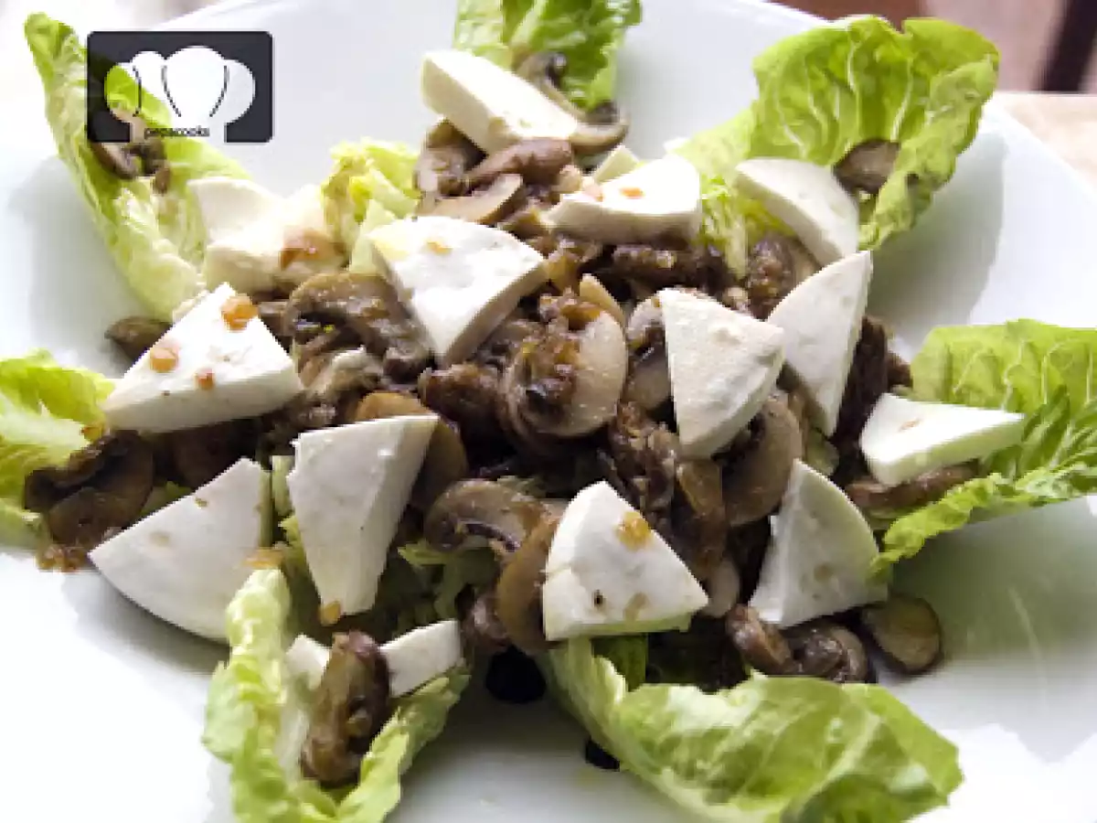 Ensalada templada con queso fresco y portobellos