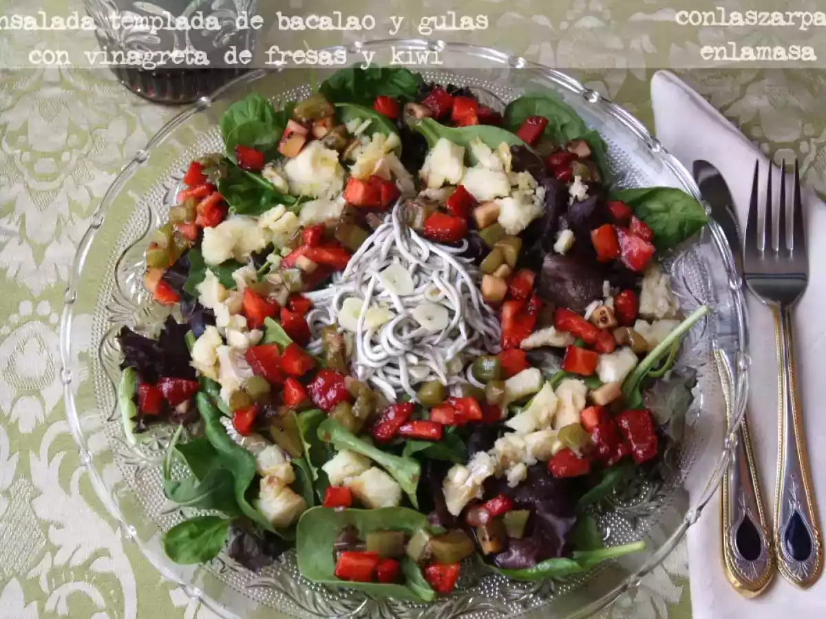 Ensalada templada de bacalao y gulas con vinagreta de fresas y kiwi