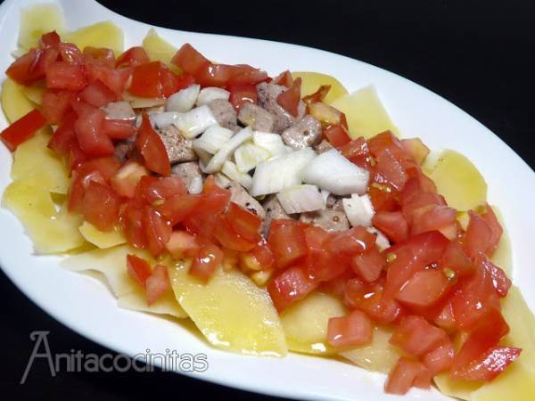 Ensalada templada de bonito patata y tomate