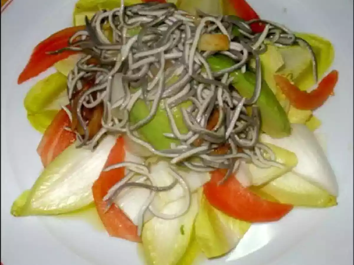 Ensalada templada de endivias, aguacate y gulas al ajillo Emilo Almagro)