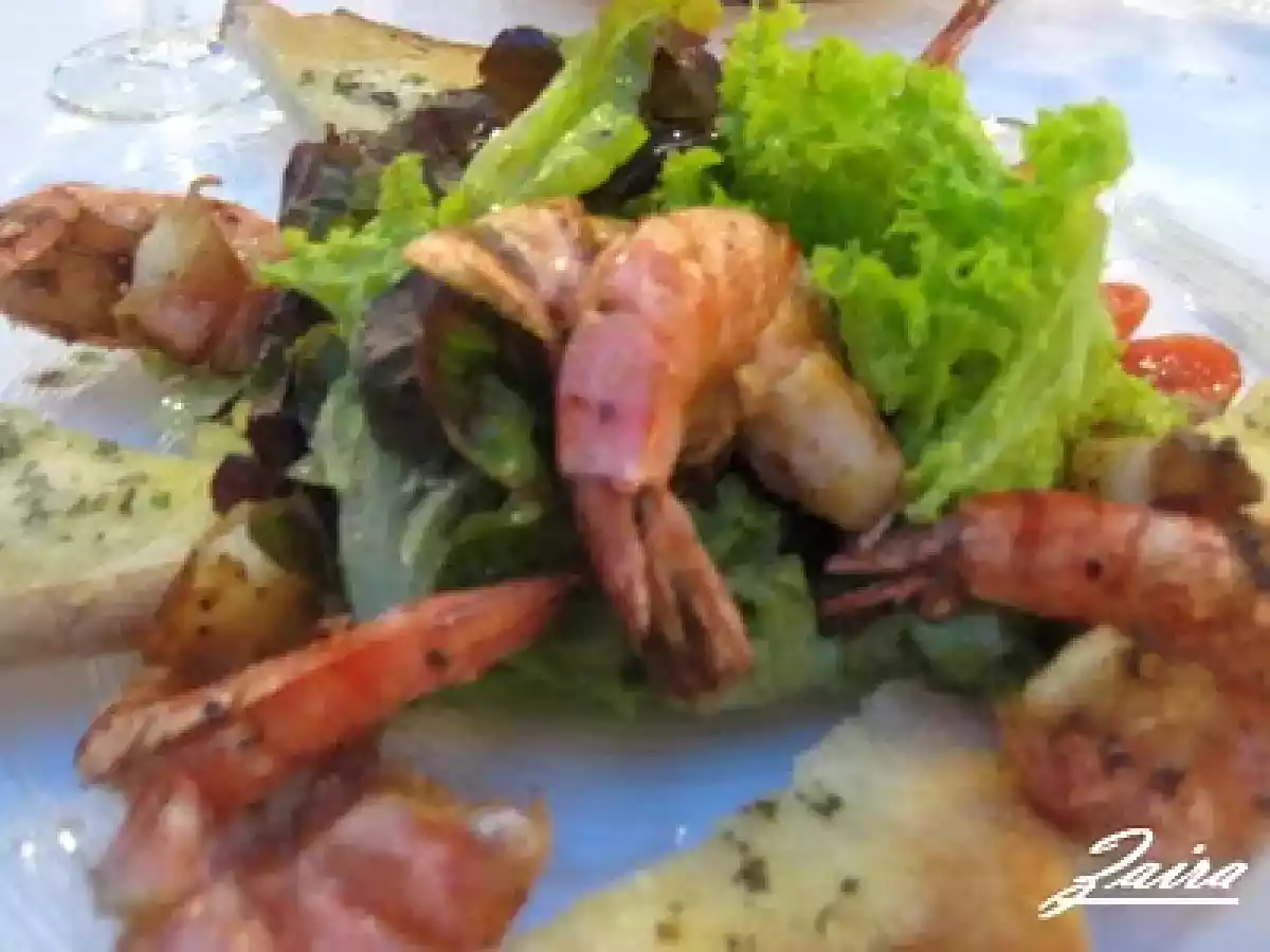 Ensalada templada de gambones con tostadas de pan al ajo - foto 2