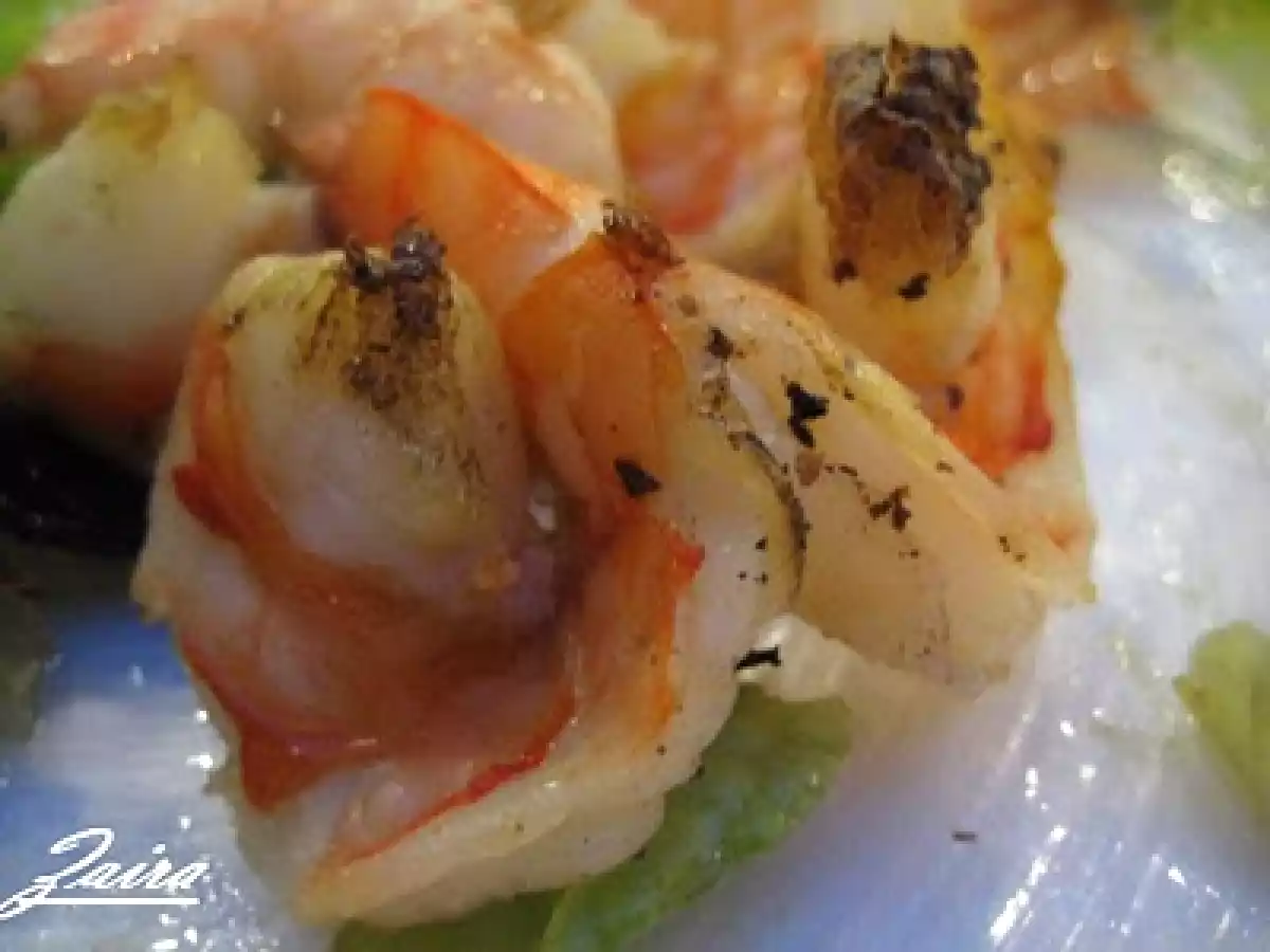 Ensalada templada de gambones con tostadas de pan al ajo - foto 3