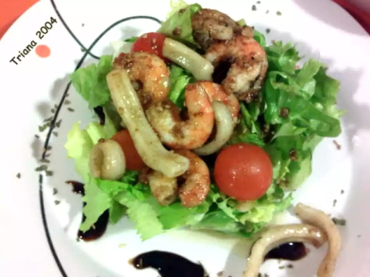 Ensalada templada de gambones y sepia