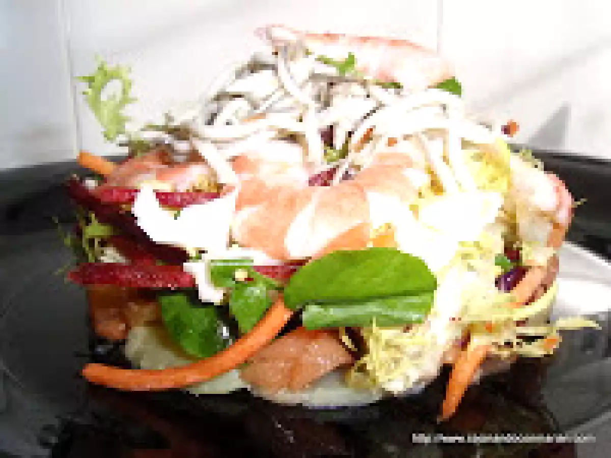 Ensalada templada de gulas y langostinos al vinagre balsámico