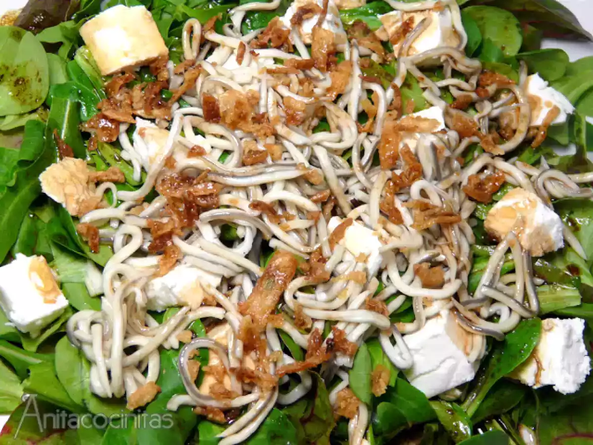 Ensalada templada de gulas y queso de cabra