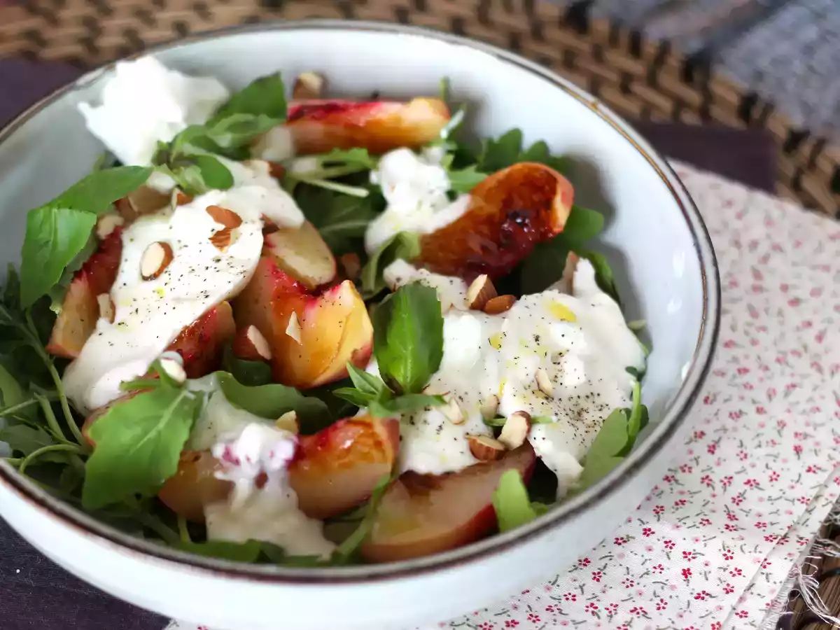 Ensalada templada de melocotones asados, burrata y rúcula