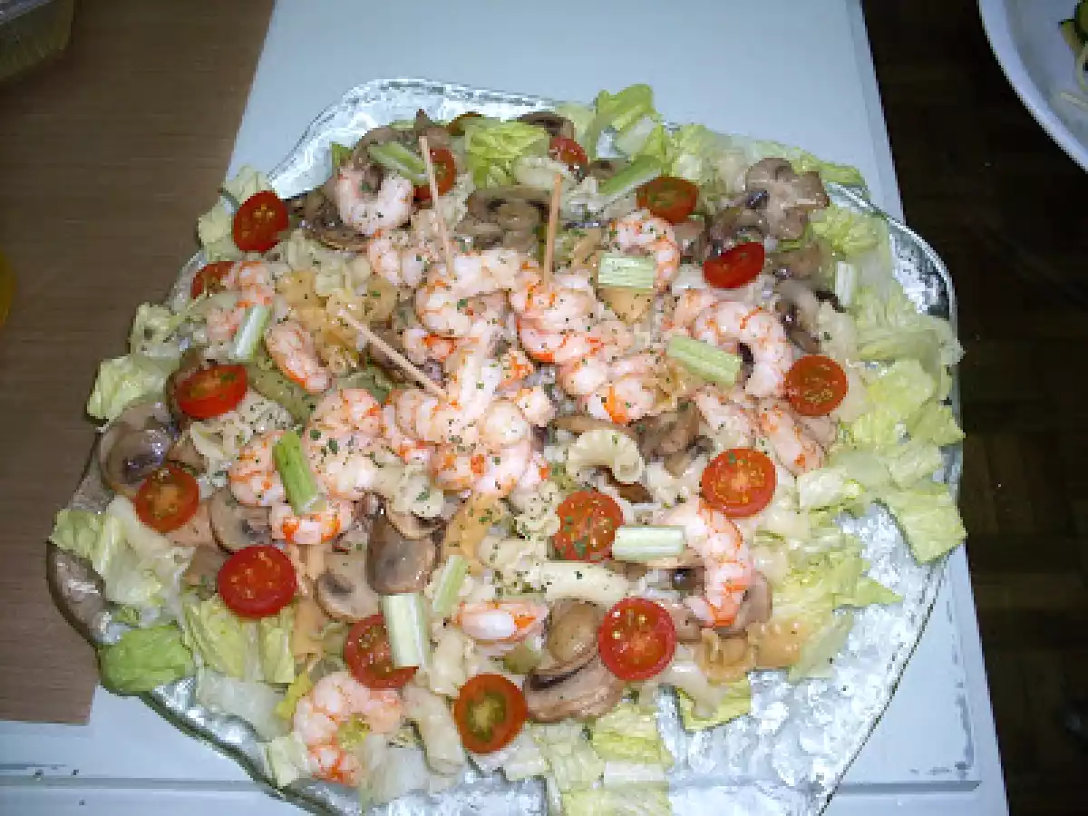Ensalada templada de pasta con gambas y champiñones