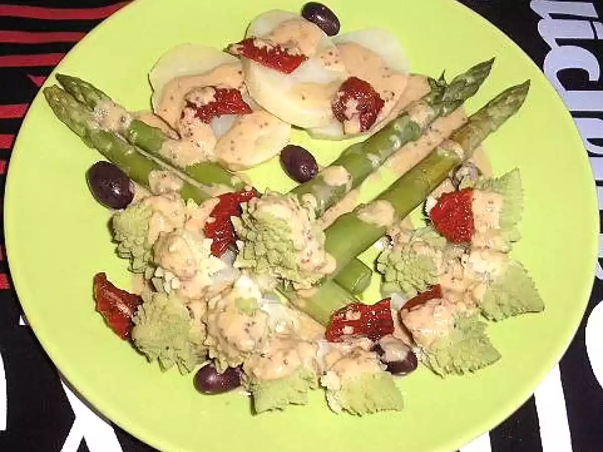 Ensalada templada de romanesco con espárragos y patatas