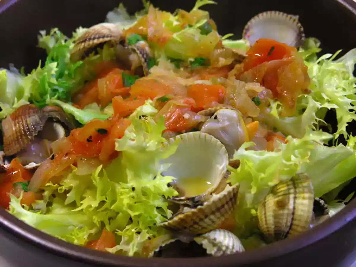 Ensalada tibia con berberechos