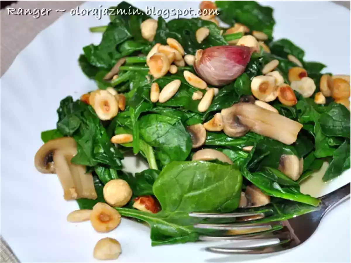 Ensalada tibia de espinacas y champiñones