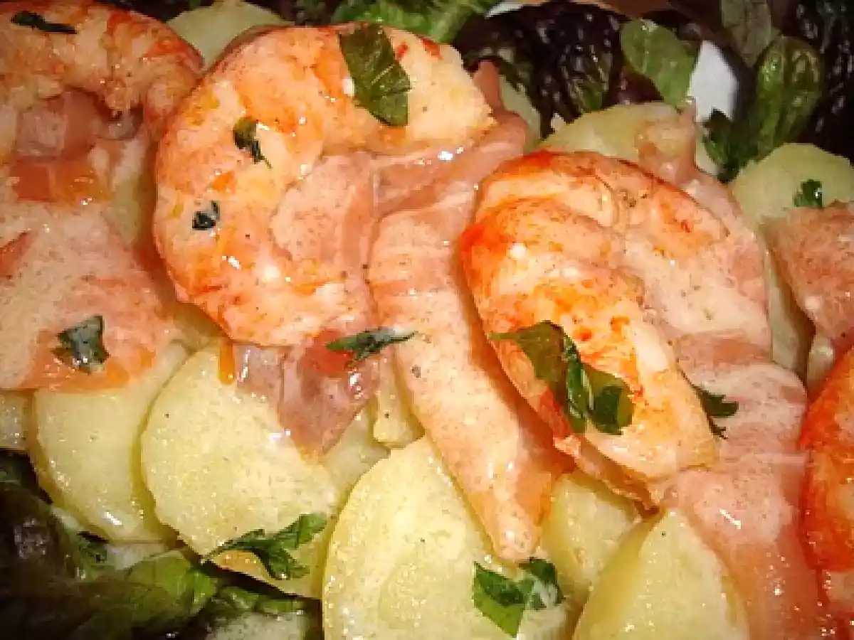 Ensalada tibia de patata, salmón y gambones con vinagreta de vino blanco - foto 2