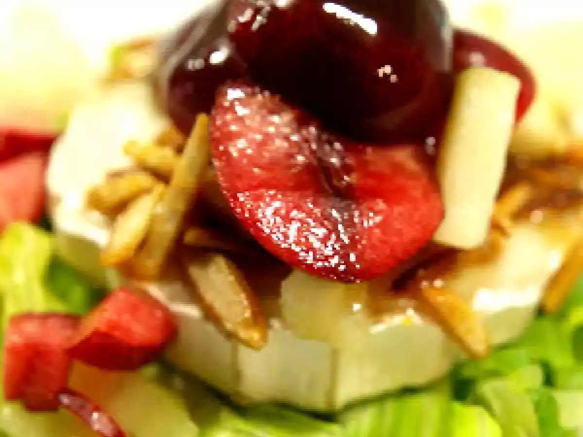 Ensalada tibia de queso, almendras caramelizadas y picotas