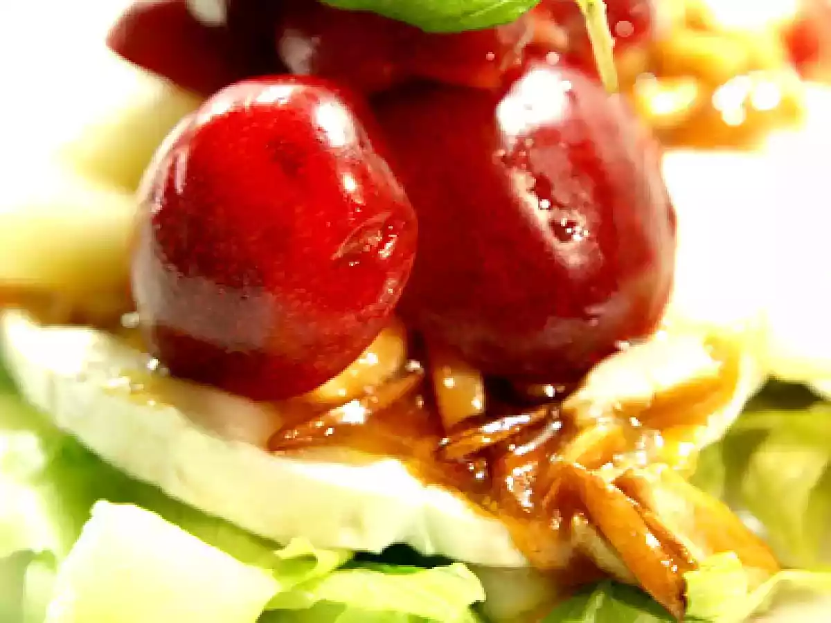 Ensalada tibia de queso, almendras caramelizadas y picotas - foto 2