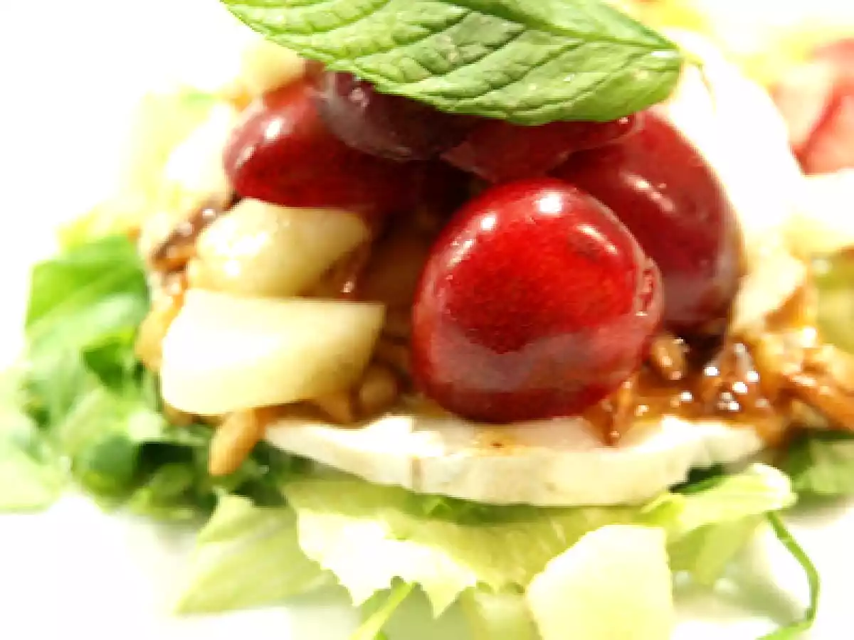 Ensalada tibia de queso, almendras caramelizadas y picotas - foto 3