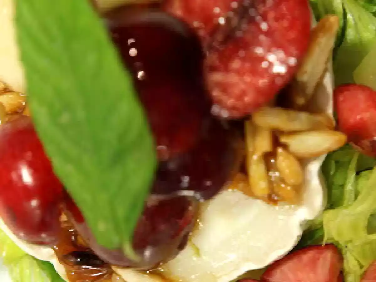 Ensalada tibia de queso, almendras caramelizadas y picotas - foto 4