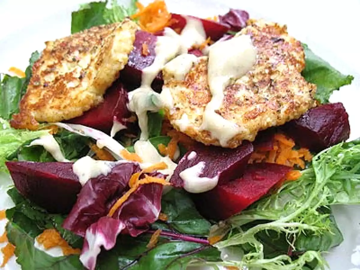 Ensalada variada y halloumi frito