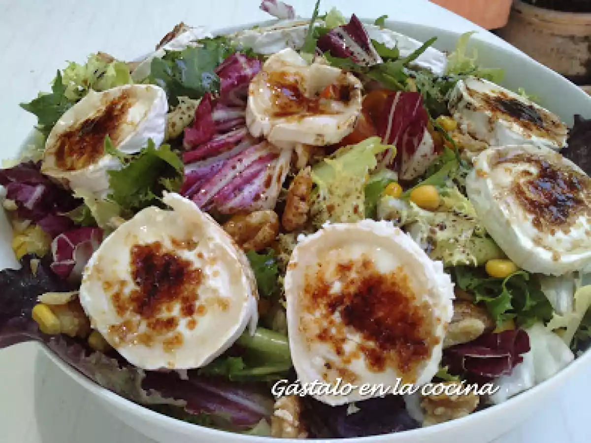 ENSALADA VERDE CON QUESO CARAMELIZADO Y NUECES