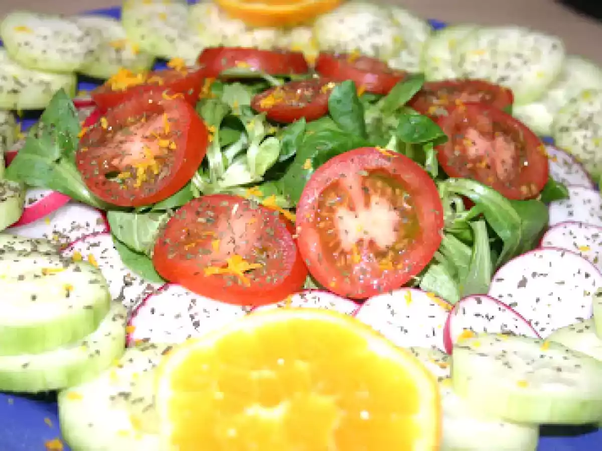Ensalada verde y roja con agua de azahar