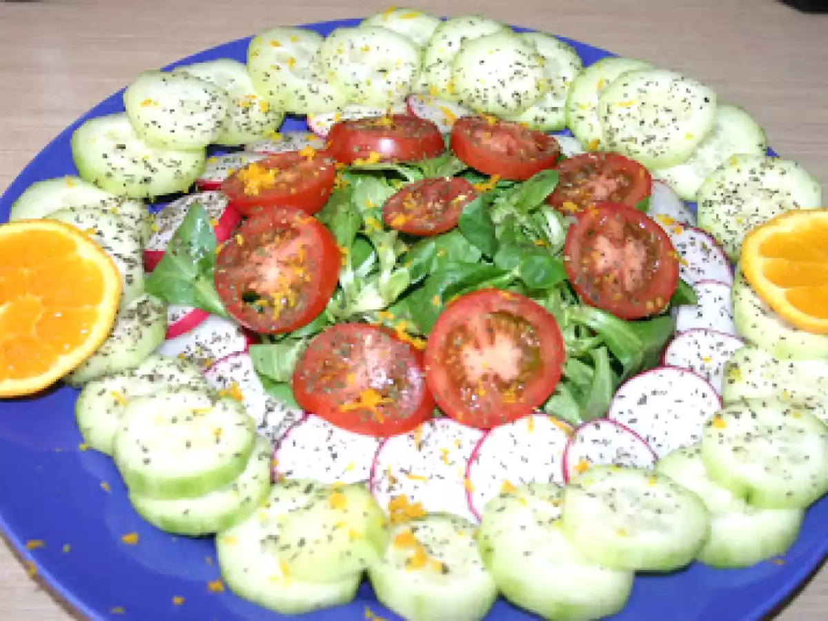 Ensalada verde y roja con agua de azahar - foto 2