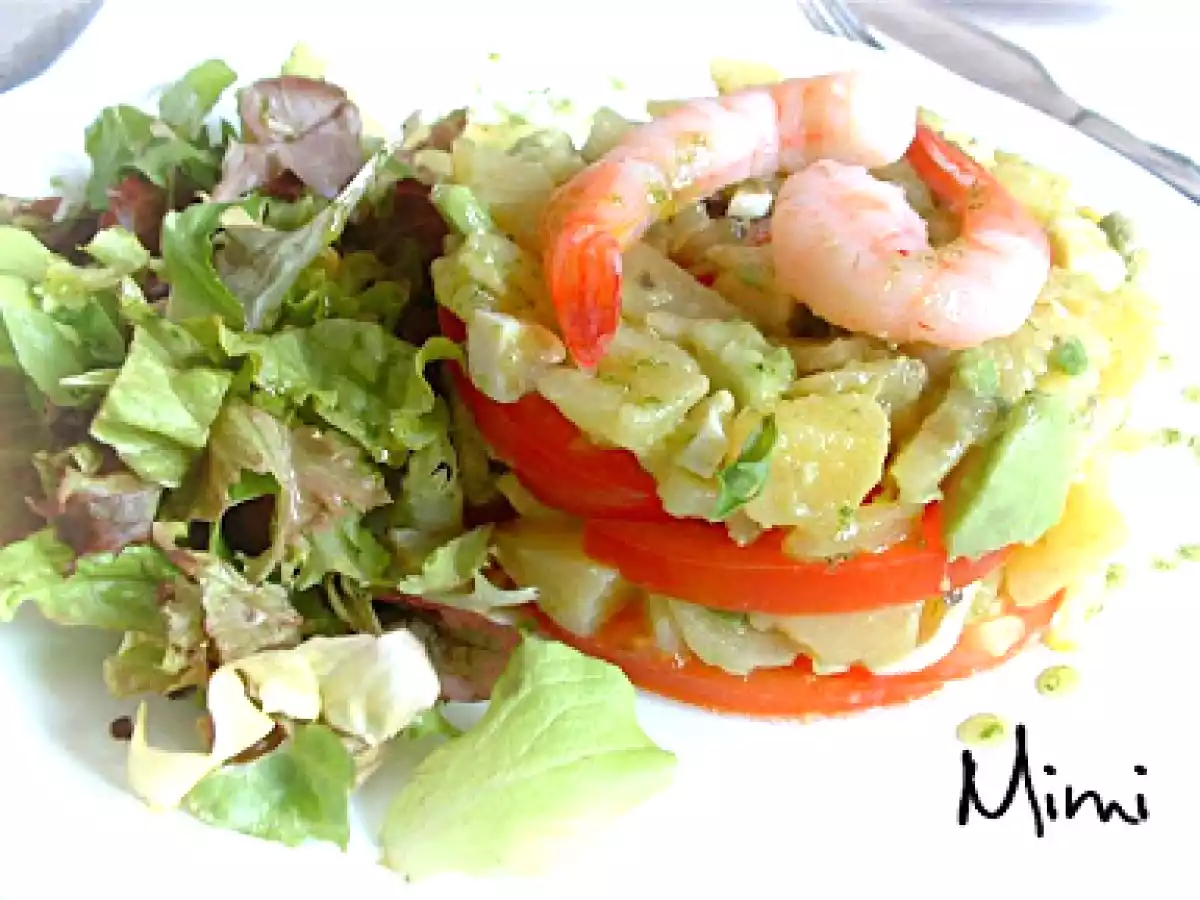 Ensaladilla de aguacate, patatas, tomate y langostinos