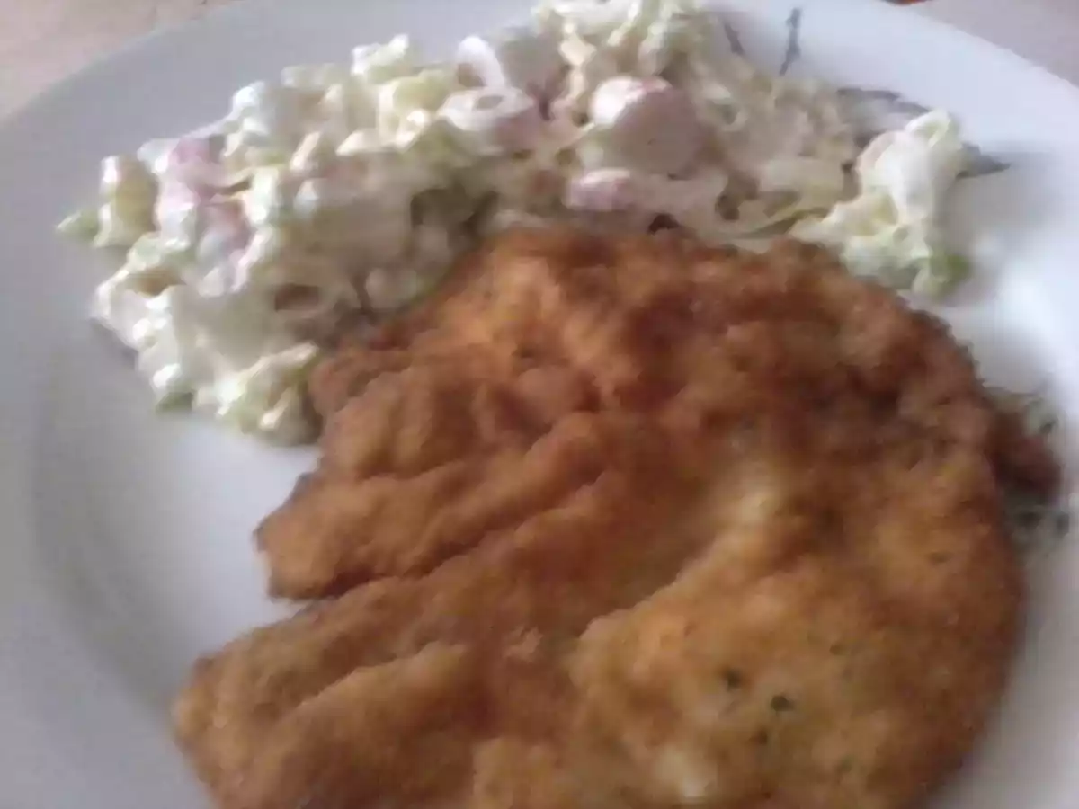 Ensaladilla de bocas de mar acompañada de pollo empanado