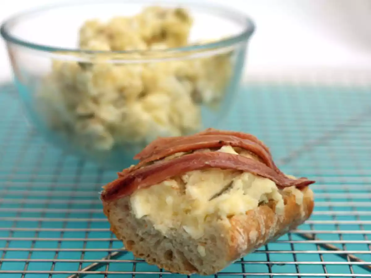 Ensaladilla rusa con atún, anchoas del cantábrico y encurtidos