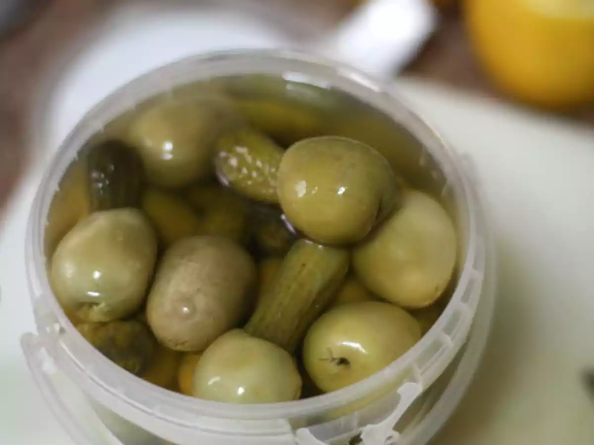 Ensaladilla rusa con atún, anchoas del cantábrico y encurtidos - foto 2
