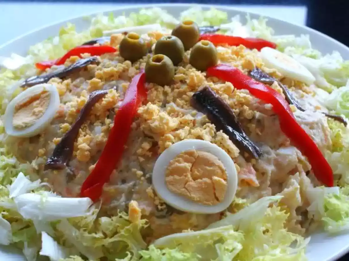 Ensaladilla rusa con atún claro y anchoas del Cantábrico
