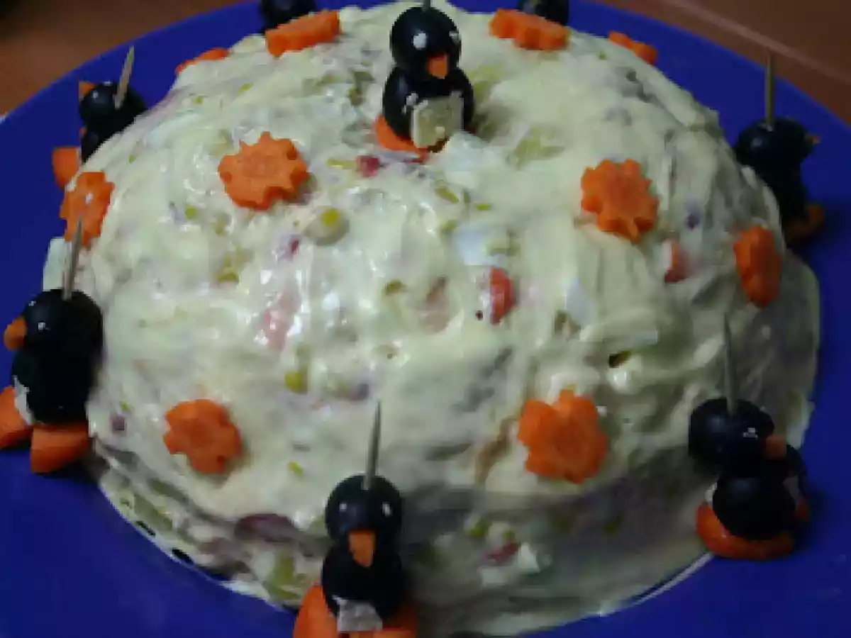 Ensaladilla rusa decorada con pinguinos de aceitunas.