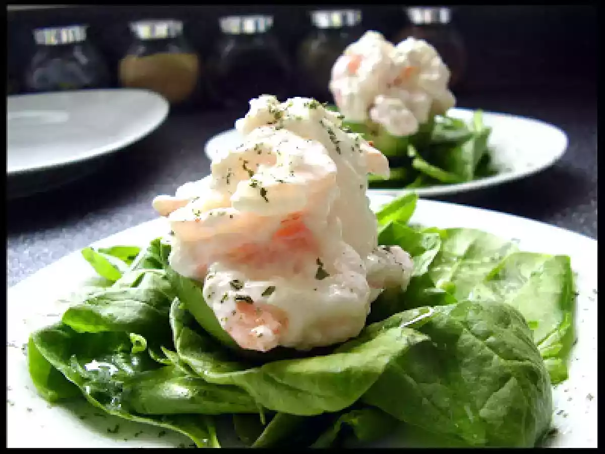 Entrada de palta con camarones y espinaca